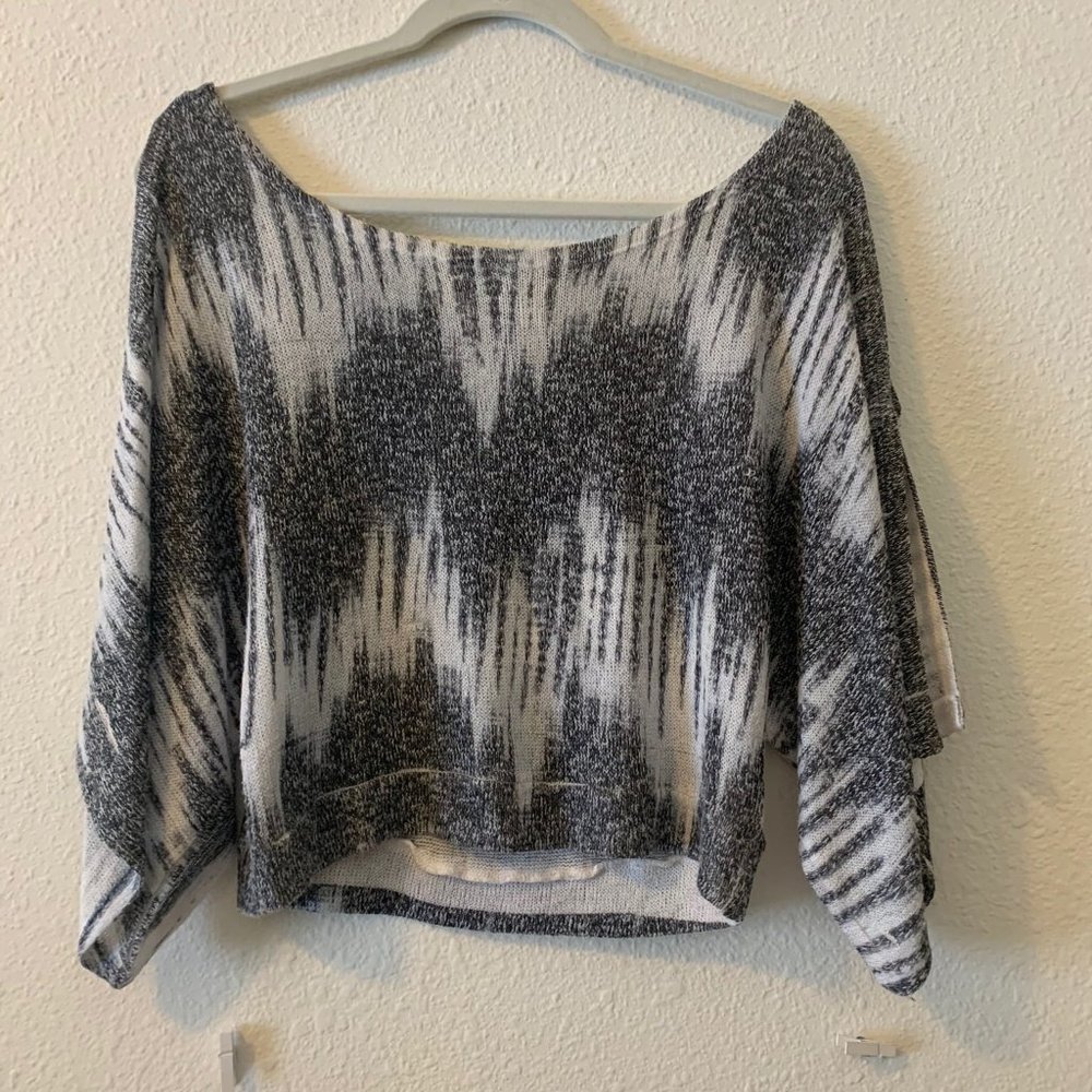 3/4 length sleeve bat winged grey & white shirt